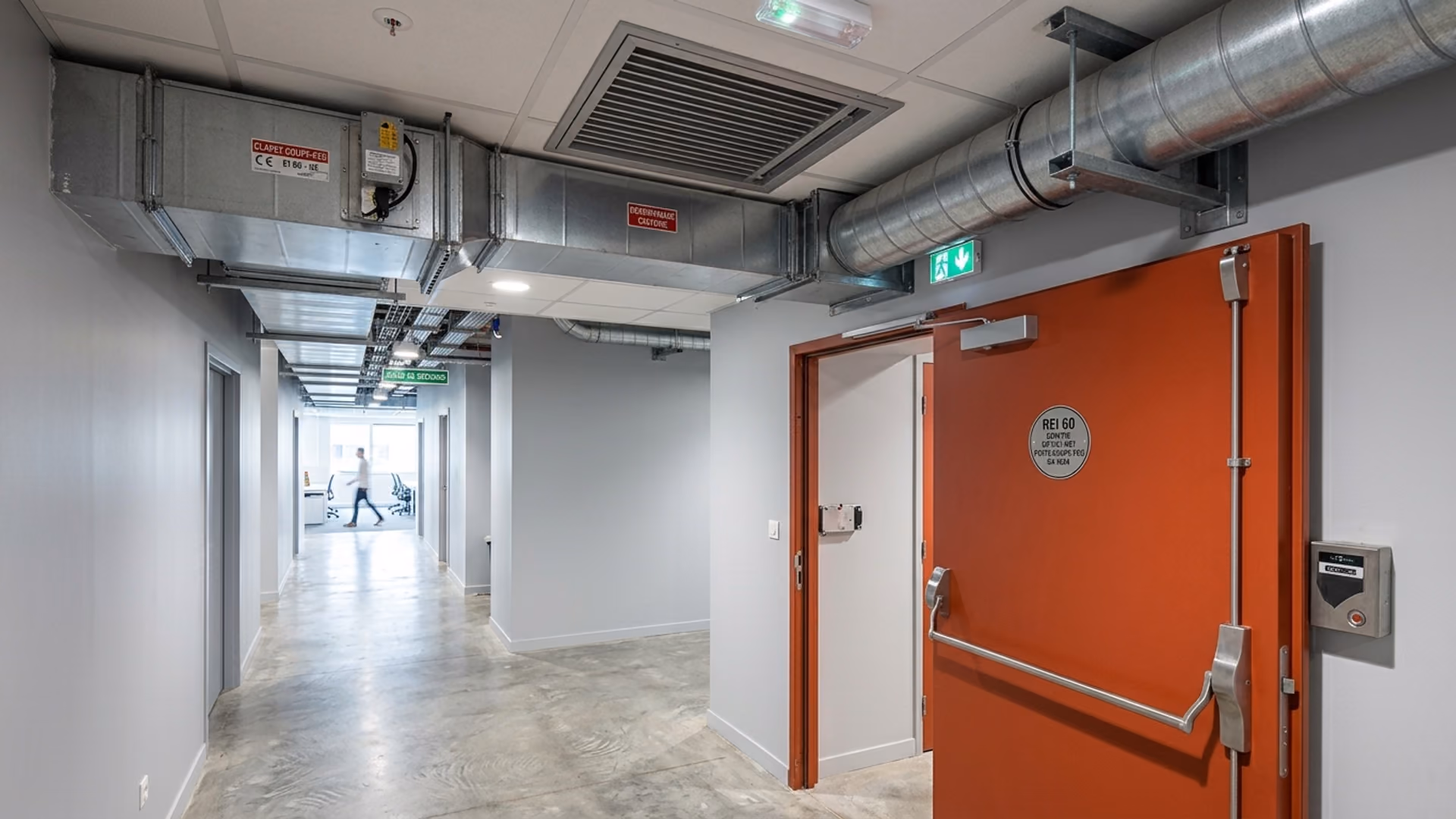 Porte coupe-feu certifiée REI 60 à fermeture automatique et gaines de désenfumage
